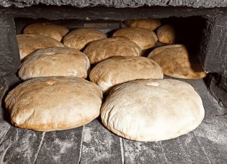 Taş fırın ekmeği, yüzyıllardır Anadolu’nun en önemli mutfak geleneklerinden biri olarak bilinir. Bu ekmek türü, özellikle köy ve kasabalarda taş veya toprak fırınlarda pişirilerek sofralara gelir. Tarih boyunca taş fırın ekmeği, hem günlük beslenmenin hem de özel günlerin vazgeçilmez bir parçası olmuştur. Konulu bir haber görseli.