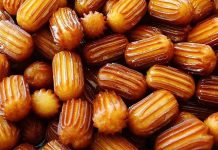 Tatlı ve özel teknikler deneyimi, malzeme seçimi ile başlar. Taze süt, kaliteli un, doğal meyveler ve kaliteli çikolata tatlıların lezzetini doğrudan etkiler.