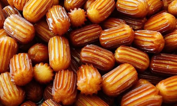 Tatlı ve özel teknikler deneyimi, malzeme seçimi ile başlar. Taze süt, kaliteli un, doğal meyveler ve kaliteli çikolata tatlıların lezzetini doğrudan etkiler.