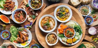 Tayland mutfağı, dünyanın dört bir yanında egzotik lezzetleri, dengeli tatları ve eşsiz baharat kullanımıyla tanınır. Tatlı, ekşi, tuzlu ve acı tatların aynı tabakta ustaca harmanlanması, bu mutfağı gastronomi dünyasında özel bir yere taşır. Uzak Doğu’nun mutfak kültürleri arasında Tayland yemekleri, hem sağlıklı hem de doyurucu oluşuyla öne çıkar. Sokak lezzetlerinden lüks restoran menülerine kadar uzanan geniş yelpazesi sayesinde her damak tadına uygun alternatifler sunar. Konulu bir haber görseli.