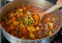 Tencere yemekleri, Türk mutfağının en köklü ve geleneksel yemek türlerinden biridir. Hem pratik hem de doyurucu olması, onu günlük sofraların baş tacı yapar. Özellikle ev yemekleri denildiğinde akla ilk gelen seçeneklerden olan bu lezzetler, malzeme çeşitliliği ve pişirme yöntemleriyle her damak zevkine hitap eder. Etli, sebzeli, bakliyatlı ya da tavuklu olarak hazırlanabilen tencere yemekleri, yumuşak dokusu ve besleyici yapısıyla her yaştan insanın severek tükettiği bir yemek grubudur. Konulu bir haber görseli.