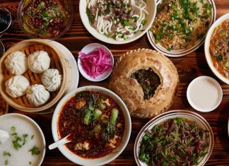 Tibet mutfağı, Himalayalar’ın zorlu coğrafyası ve yüksek rakımı ile şekillenmiş bir mutfaktır. Bu mutfak, enerji veren ve doyurucu yemekleriyle hem günlük hayatta hem de dini ritüellerde önemli bir yere sahiptir. Tibet mutfağı, bölgenin geleneksel yaşam biçimi ve kültürel değerlerini yansıtan bir araç olarak kabul edilir. Konulu bir haber görseli.