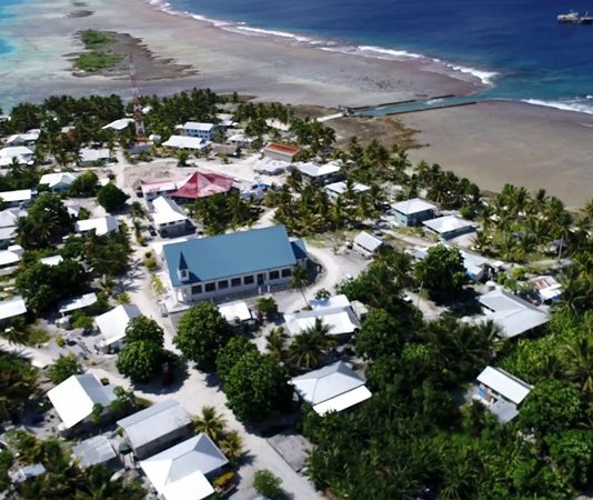 Tokelau Mutfağı Tokelau Mutfağı, Güney Pasifik’in küçük adalar topluluğu Tokelau’nun geleneksel beslenme alışkanlıklarını ve kültürel geçmişini yansıtır. Ada halkı, yüzyıllardır deniz ürünleri, tropikal meyveler ve kök sebzeler kullanarak kendine özgü tarifler geliştirmiştir. Hindistancevizi, taro, balık ve muz, Tokelau mutfağının temel ögeleri arasında yer alır. Konulu bir haber görseli.