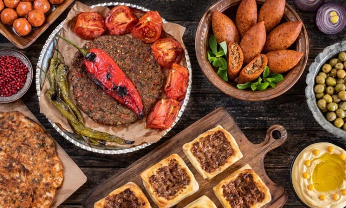 Türk mutfağı, tarih boyunca farklı kültürlerin etkisiyle zenginleşmiş ve kendine özgü bir lezzet dünyası oluşturmuştur. Osmanlı saray mutfağından gelen tarifler, Anadolu’nun yerel malzemeleri ve halkın geleneksel pişirme yöntemleri bir araya gelerek eşsiz bir yemek kültürü ortaya çıkarmıştır. Doğal malzemeler kullanımı, yemeklerin hem sağlıklı hem de lezzetli olmasını sağlıyor. Konulu bir haber görseli.