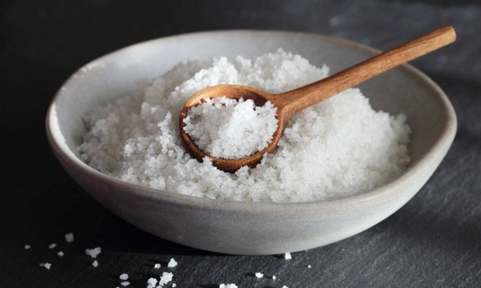 Tuz, insanlık tarihi boyunca hem beslenme hem de ekonomik değer açısından büyük öneme sahip bir mineraldir. İlk çağlardan itibaren insanlar, yiyeceklerini tatlandırmak ve uzun süre saklamak için tuz kullanmışlardır. Antik uygarlıklarda tuz, sadece mutfaklarda değil aynı zamanda ticari bir meta olarak da değer görmüştür. Roma ve Çin gibi büyük medeniyetlerde tuz yolları, şehirler arası ekonomik ilişkileri güçlendirmiştir. Konulu bir haber görseli.