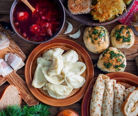 Ukrayna, geniş tarım arazileri, verimli toprakları ve tarihi boyunca farklı kültürlerin etkisiyle şekillenmiş mutfak kültürüyle dikkat çeker. Ukrayna mutfağı, yalnızca yemeklerden ibaret değildir; aynı zamanda halkın yaşam biçimini, geleneklerini ve doğayla olan bağını da yansıtır. Zengin malzemeler, doyurucu tarifler ve paylaşmaya dayalı sofralar, bu mutfağın en belirgin özelliklerindendir. Özellikle aile bağlarını güçlendiren, dostluk ve misafirperverliği pekiştiren yemek alışkanlıkları, Ukrayna halkının yaşamında özel bir yer tutar. Konulu bir haber görseli.