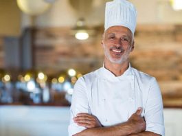 Gastronomi dünyasında ünlü şefler, sadece yemek yapmakla kalmıyor, aynı zamanda kültürel ve sanatsal bir mirası sofralara taşıyor. Röportaj sırasında şefler, yaratıcılık ve deneyimlerini nasıl birleştirdiklerini anlatıyor. Bu süreçte kullanılan malzemelerin kalitesi ve özgün tarifler, şeflerin imzası haline geliyor. Konulu bir haber görseli.