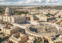 Vatikan mutfağı, küçük yüzölçümüne rağmen, Roma ve İtalyan mutfaklarından güçlü etkiler almış, hem geleneksel hem de özel tarifleriyle dikkat çeken bir mutfaktır. Papa sarayları ve kilise mensuplarının sofralarında şekillenen yemek kültürü, dini ve kültürel ritüellerle bütünleşmiştir. Bu mutfak, sadece beslenme amacı taşımamakta, aynı zamanda bir kültürel miras olarak korunmaktadır. Konulu bir haber görseli.