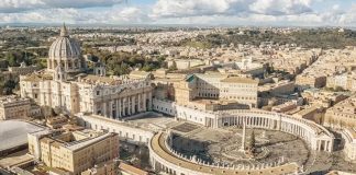 Vatikan mutfağı, küçük yüzölçümüne rağmen, Roma ve İtalyan mutfaklarından güçlü etkiler almış, hem geleneksel hem de özel tarifleriyle dikkat çeken bir mutfaktır. Papa sarayları ve kilise mensuplarının sofralarında şekillenen yemek kültürü, dini ve kültürel ritüellerle bütünleşmiştir. Bu mutfak, sadece beslenme amacı taşımamakta, aynı zamanda bir kültürel miras olarak korunmaktadır. Konulu bir haber görseli.