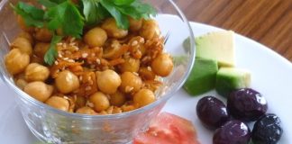 Vegan Yemekler Ve Sağlıklı Yaşam Trendleri Vegan beslenme, hayvansal ürünleri tüketmeyen ve yalnızca bitkisel kaynaklı yiyeceklerle beslenen bir yaşam tarzıdır. Son yıllarda özellikle sağlık bilincinin artması ve çevresel kaygıların öne çıkmasıyla vegan beslenme daha fazla ilgi görmeye başladı. Bu yaşam tarzı, sadece bireysel sağlık açısından değil, çevresel sürdürülebilirlik açısından da önemli avantajlar sunar. Konulu bir haber görseli.