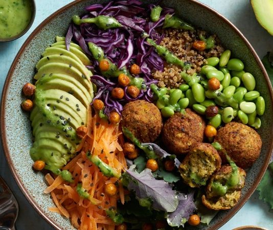 Vegan Ziyafeti Lezzetin Ve Sağlığın Buluştuğu Sofra Vegan mutfağı, son yıllarda dünya çapında büyük bir ilgi görmekte ve sağlıklı yaşam tarzlarının bir parçası olarak giderek daha fazla tercih edilmektedir. Hayvansal ürünlerden uzak durarak yalnızca bitkisel gıdalarla hazırlanan yemekler, hem çevreye hem de bireyin sağlığına faydalıdır. Ancak vegan yemeklerinin lezzetli ve doyurucu olabileceği konusunda pek çok kişi hala tereddütlüdür. Oysa vegan yemekleri, doğru malzemelerle hazırlandığında oldukça besleyici ve damaklarda unutulmaz tatlar bırakabilir. Konulu bir haber görseli.
