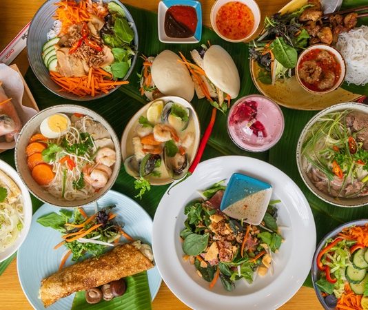 Vietnam Mutfağı Vietnam mutfağı, Asya’nın zengin gastronomi mirasının önemli bir parçasıdır ve yüzyıllar boyunca Çin, Fransız ve yerel geleneklerden etkilenmiştir. Bu etkileşim, yemeklerde hem aromatik çeşitliliğe hem de dengeli lezzet kombinasyonlarına olanak tanımıştır. Vietnam mutfağı, özellikle taze malzemelerin ve doğal tatların ön planda olduğu bir sistemle şekillenmiştir. Konulu bir haber görseli.