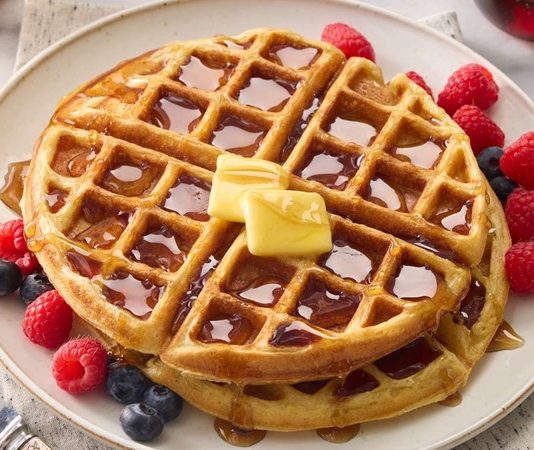 Waffle: Tatlı Sofralarının Pratik ve Lezzetli Favorisi Waffle, hem evde hem de dışarıda tüketim açısından geniş bir kullanıcı kitlesine hitap ediyor.