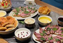 Yakut mutfağı, kökeni itibarıyla Sibirya’nın soğuk coğrafyasında şekillenmiş ve yüzyıllardır doğayla uyum içinde gelişmiş bir kültürel mirastır. Bu mutfak, Yakut halkının sert iklim koşullarında yaşamını sürdürebilmek için geliştirdiği yemek alışkanlıklarını yansıtır. Özellikle et yemekleri, süt ürünleri ve doğadan toplanan bitkiler, Yakutların beslenme düzeninde temel rol oynar. Konulu bir haber görseli.