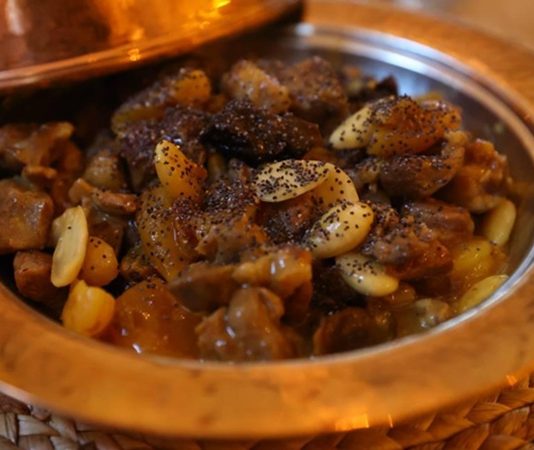 İnsanlık tarihi boyunca yemek, sadece hayatta kalmak için değil, aynı zamanda kültürel bir ifade biçimi olarak da önemli bir rol oynamıştır. Antik çağlarda gıda üretimi ve tüketimi, toplulukların yaşam biçimini doğrudan etkiliyordu. Tarımın keşfi ve hayvancılığın gelişmesiyle birlikte insanlar, daha düzenli ve çeşitli beslenme alışkanlıkları geliştirdi. Bu süreçte kullanılan doğal malzemeler, hem besin değeri hem de lezzet açısından ön plana çıkıyordu. Konulu bir haber görseli.
