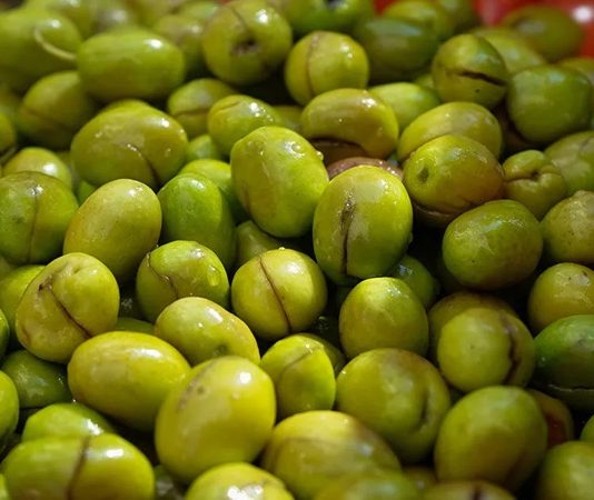 Yeşil zeytin, binlerce yıllık bir geçmişe sahip. Tarih boyunca birçok uygarlık için hem besin kaynağı hem de kültürel bir sembol olmuştur. Antik dönemlerde kutsal sayılan zeytin ağacı, barışın ve bolluğun işareti olarak görülmüş, sofralara sunduğu yeşil zeytin ile insanlığın yaşamına değer katmıştır.