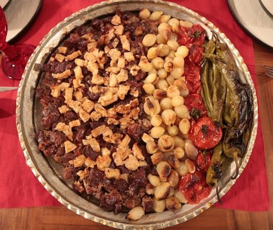 Yöresel yemekler, bir bölgenin tarihini, kültürünü ve coğrafi özelliklerini sofralara taşır. Her il, her şehir kendi mutfak geleneklerine uygun özgün tarifler geliştirir. Yöresel yemekler, sadece lezzet sunmakla kalmaz; aynı zamanda kültürel bir miras olarak kuşaktan kuşağa aktarılır. Konulu bir haber görseli.