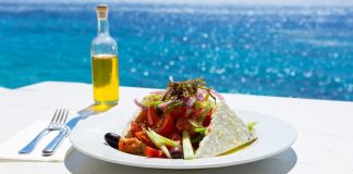 Yunan mutfağı, Akdeniz kültürünün etkisiyle şekillenmiş zengin bir gastronomi mirasına sahiptir. Binlerce yıllık tarih boyunca, Yunanistan’ın farklı bölgelerinde gelişen yemekler, hem doğal malzemelerle hem de geleneksel tariflerle zenginleşmiştir. Bu mutfak, özellikle zeytinyağı, taze sebze ve deniz ürünleri kullanımındaki ustalığıyla bilinir. Zeytinyağı, Yunan yemeklerinin temel taşlarından biri olarak hem sağlıklı hem de lezzetli bir beslenme imkanı sunar. Konulu bir haber görseli.