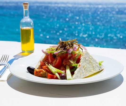 Yunan mutfağı, Akdeniz kültürünün etkisiyle şekillenmiş zengin bir gastronomi mirasına sahiptir. Binlerce yıllık tarih boyunca, Yunanistan’ın farklı bölgelerinde gelişen yemekler, hem doğal malzemelerle hem de geleneksel tariflerle zenginleşmiştir. Bu mutfak, özellikle zeytinyağı, taze sebze ve deniz ürünleri kullanımındaki ustalığıyla bilinir. Zeytinyağı, Yunan yemeklerinin temel taşlarından biri olarak hem sağlıklı hem de lezzetli bir beslenme imkanı sunar. Konulu bir haber görseli.