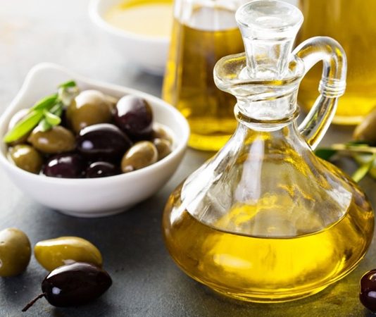 Zeytinyağı, bağışıklık sistemini güçlendirici etkisiyle ön plana çıkıyor. Özellikle E vitamini içeriği sayesinde hücreleri serbest radikallere karşı koruyarak yaşlanma sürecini yavaşlatıyor.