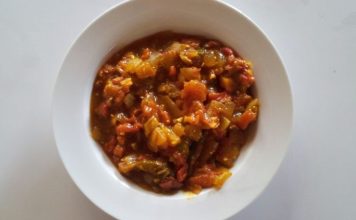 Zimbabve Mutfağı Zimbabve mutfağı, Afrika kıtasının kültürel çeşitliliğini en iyi şekilde yansıtan lezzetlerden oluşur. Geleneksel yemeklerde genellikle mısır, darı, yer fıstığı ve çeşitli sebzeler kullanılır. Özellikle mısır unundan yapılan ve ülkenin temel yiyeceği kabul edilen sadza, neredeyse her öğünde sofralarda yer alır. Sadza, koyu kıvamlı bir lapa olup et, sebze veya soslarla birlikte tüketilir. Bu yemek, hem köylerde hem de şehirlerde Zimbabvelilerin günlük yaşamının ayrılmaz bir parçasıdır. Konulu bir haber görseli.