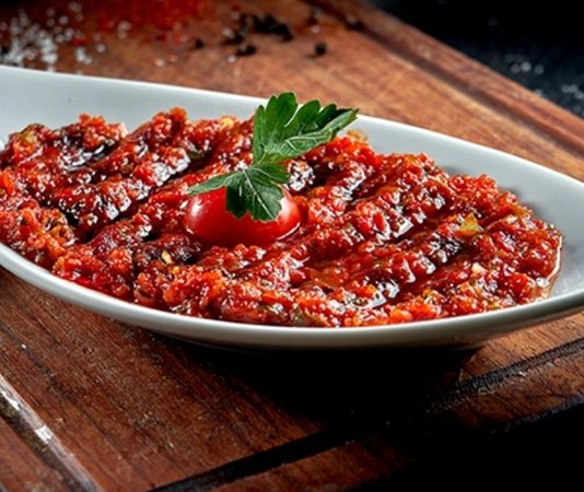 Acılı Ezme İle Sofralara Baharatlı Lezzet Katın Acılı ezme, özellikle meze sofralarının ve kahvaltı tabaklarının vazgeçilmez tatlarından biridir. Acılı ezme, kırmızı biber, domates ve çeşitli baharatlarla hazırlanan, hem lezzetli hem de besleyici bir mezeyi ifade eder. İçerdiği vitaminler ve mineraller sayesinde vücuda enerji sağlar, bağışıklık sistemini güçlendirir. Aynı zamanda acılı ezme, lif açısından zengin bir meze olduğu için sindirim sistemini destekler ve tokluk hissi yaratır. Konulu bir haber görseli.