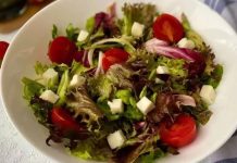 Akdeniz Salatası, adını yetiştiği bölgeden almış olan ve taze, hafif ve besleyici bir salata türüdür. Akdeniz mutfağının vazgeçilmez lezzetlerinden biri olan bu salata, sebzelerin ve doğal malzemelerin uyumuyla sofralara renk ve sağlık getirir. Türkiye’de özellikle yaz aylarında tercih edilen Akdeniz Salatası, hem ferahlatıcı hem de doyurucu bir seçenek sunar. Konulu bir haber görseli.