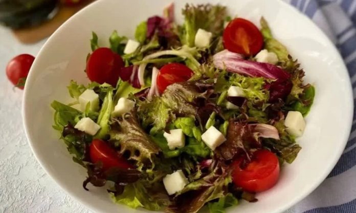 Akdeniz Salatası Taptaze Lezzetlerin Buluşması Akdeniz Salatası, adını yetiştiği bölgeden almış olan ve taze, hafif ve besleyici bir salata türüdür. Akdeniz mutfağının vazgeçilmez lezzetlerinden biri olan bu salata, sebzelerin ve doğal malzemelerin uyumuyla sofralara renk ve sağlık getirir. Türkiye’de özellikle yaz aylarında tercih edilen Akdeniz Salatası, hem ferahlatıcı hem de doyurucu bir seçenek sunar. Konulu bir haber görseli.