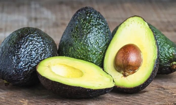 Son yıllarda popülerliği giderek artan avokado, zengin içeriği sayesinde sağlıklı yaşamın vazgeçilmezlerinden biri haline geldi. Özellikle vitamin, mineral ve sağlıklı yağlar açısından oldukça güçlü bir besin olan avokado, hem tek başına tüketilebiliyor hem de yemeklerin içerisinde farklı şekillerde kullanılabiliyor. İçerdiği E, K, C ve B6 vitaminleri, potasyum ve magnezyum gibi mineraller, avokadonun insan sağlığına katkılarını artırıyor. Konulu bir haber görseli.