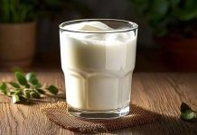 Ayran, yoğurt, su ve tuzun karıştırılmasıyla elde edilen ferahlatıcı ve besleyici bir içecektir. Yüzyıllardır Türk mutfağının vazgeçilmez içeceklerinden biri olan ayran, özellikle yaz aylarında serinlemek isteyenlerin tercihi olmuştur. Tarih boyunca Anadolu'da sofraların olmazsa olmazı olan ayran, hem lezzeti hem de sağlık açısından sunduğu faydalarla öne çıkar. Konulu bir haber görseli.