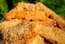 Ballı susamlı tavuk, tavuk etinin bal ve susam ile harmanlanmasıyla ortaya çıkan, hem tatlı hem de tuzlu aromayı bir araya getiren özel bir yemektir. Bu tarif, özellikle Asya mutfaklarından esinlenmiş olsa da, günümüzde dünya genelinde popüler bir seçenek haline gelmiştir. Tavuk etinin protein açısından zengin olması, balın doğal tatlılığı ve susamın hafif çıtırlığı yemeğe farklı bir boyut kazandırır.