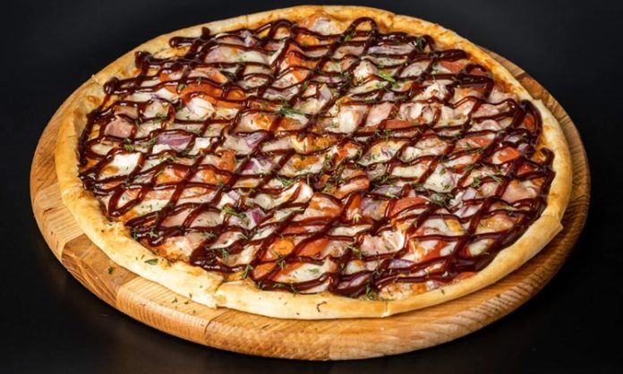 Barbekü Pizza Lezzetin Ateşle Buluştuğu Özel Seçenek Barbekü pizza, klasik İtalyan pizzalarının modern yorumlarından biri olarak öne çıkar. Barbekü sosu kullanımı, pizzaya özgün bir tat ve aroma katarak farklı bir lezzet deneyimi sunar. İlk olarak Amerika’da ortaya çıkan barbekü pizzası, kısa sürede dünya genelinde popülerlik kazanmıştır. Konulu bir haber görseli.