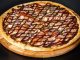 Barbekü pizza, klasik İtalyan pizzalarının modern yorumlarından biri olarak öne çıkar. Barbekü sosu kullanımı, pizzaya özgün bir tat ve aroma katarak farklı bir lezzet deneyimi sunar. İlk olarak Amerika’da ortaya çıkan barbekü pizzası, kısa sürede dünya genelinde popülerlik kazanmıştır. Konulu bir haber görseli.