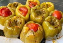 Türk mutfağının köklü yemeklerinden biri olan biber dolması, geçmişten günümüze uzanan bir lezzet serüveni sunar. Osmanlı döneminde sofraların en özel yemeklerinden biri olarak bilinen bu tarif, zamanla Anadolu’nun dört bir yanına yayılmıştır. Her bölge kendi damak zevkine göre biber dolmasını farklı şekillerde yorumlamış, böylece çeşitlilik kazanmıştır. Konulu bir haber görseli.