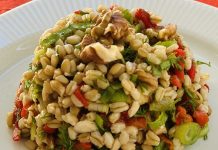 Buğday salatası, sağlıklı beslenme trendleriyle birlikte son yıllarda sofraların vazgeçilmez seçeneklerinden biri hâline gelmiştir. Ana malzemesi buğday olan bu salata, özellikle öğle yemeklerinde ve hafif akşam yemeklerinde tercih edilen doyurucu bir alternatiftir. Türkiye’nin farklı bölgelerinde farklı şekillerde hazırlanabilen bu tarif, hem geleneksel hem de modern yorumlarla sunulabilir. Konulu bir haber görseli.