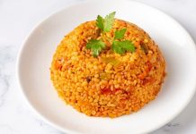 Bulgur pilavı, Türk mutfağının vazgeçilmez yemeklerinden biridir ve yüzyıllardır sofralarda yerini korur. Hem hafif hem de doyurucu olması, onu günlük öğünler için ideal kılar. Tarih boyunca özellikle Anadolu mutfağında kahvaltılardan ana yemeklere kadar geniş bir kullanım alanına sahiptir. Konulu bir haber görseli.