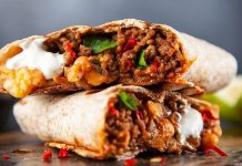 Burrito, Meksika mutfağının dünya çapında en çok tanınan yemeklerinden biridir. Adı İspanyolca’da “küçük eşek” anlamına gelse de bu lezzet, adını içindeki malzemelerin sarılıp taşınabilir olmasından almıştır. Tarihi 19. yüzyıl sonlarına kadar uzanan burrito, ilk olarak kuzey Meksika’da yaygınlaşmış, daha sonra Amerika Birleşik Devletleri’nin güney bölgelerinde büyük ilgi görmüştür. Konulu bir haber görseli.