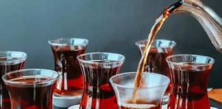 Çay: Günlük Hayatın Vazgeçilmez Ritüeli Çay, yüzyıllardır farklı kültürlerde günlük yaşamın önemli bir parçası olmuştur. Asya kökenli bu içecek, hem ritüel hem de sosyal etkileşim aracı olarak benimsenmiştir. Çin’de başlayan çay kültürü, zamanla Japonya, Hindistan ve Türkiye gibi ülkelere yayılmıştır. Konulu bir haber görseli.