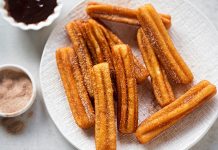 Churros, İspanya kökenli, kızartılarak hazırlanan tatlı hamur çubuklarıdır. 19. yüzyılda İspanya’da ortaya çıkan bu lezzet, kısa sürede Latin Amerika ve dünyanın farklı bölgelerine yayılmıştır. Geleneksel olarak kahvaltıda veya akşamüstü çay saatlerinde tüketilen churros, sıcak çikolata veya karamel sosla birlikte sunulur. Konulu bir haber görseli.