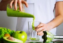 Detoks, modern yaşamın getirdiği stres ve yanlış beslenme alışkanlıkları nedeniyle birikmiş toksinleri vücuttan uzaklaştırmayı amaçlayan yöntemleri ifade eder. Düzenli yapılan detoks uygulamaları, sindirim sisteminin daha verimli çalışmasına katkı sağlar ve metabolizmayı hızlandırır. Bu süreçte tüketilen doğal içecekler ve besinler, bağışıklık sistemini güçlendirir. Konulu bir haber görseli.