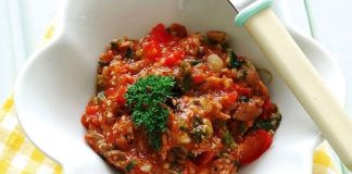 Domatesli et, geleneksel mutfakların vazgeçilmez tariflerinden biridir. Hem etin zengin protein içeriğini hem de domatesin sağlıklı bileşenlerini bir araya getiren bu yemek, dengeli beslenme için ideal bir seçenek sunar. Et, kas gelişimi ve vücut fonksiyonları için gerekli proteini sağlarken, domates C vitamini ve likopen açısından zengindir. Konulu bir haber görseli.