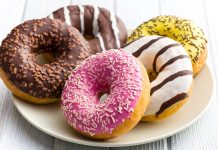 Donut, dünya mutfağının en sevilen hamur işleri arasında yer alır. Adını İngilizce “dough” (hamur) ve “nut” (fındık) kelimelerinin birleşiminden alan bu tatlı, ilk olarak 19. yüzyılda Amerika’da popülerleşmiştir. Başlangıçta sade ve halk arasında basit bir atıştırmalık olarak tüketilen donut, günümüzde çeşitli şekil, dolgu ve kaplamalarla zenginleşmiştir. Konulu bir haber görseli.