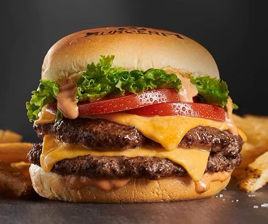 Fast food kültürü her geçen gün daha da genişlerken Double Burger hem restoran menülerinin hem de tüketicilerin gözdesi haline geliyor. Tek katlı burgerlerin sunduğu lezzeti iki katına çıkaran bu özel tarif, daha doyurucu bir alternatif arayanların ilk tercihlerinden biri. İki kat et, eriyen peynir, soslar ve taze sebzelerle hazırlanan bu burger çeşidi, yoğun lezzet deneyimi arayanlara hitap ediyor. Konulu bir haber görseli.