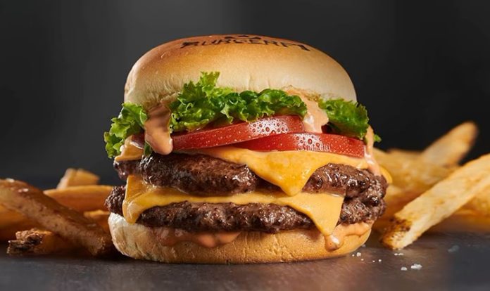Double Burger Lezzet Dünyasında Yükselişini Sürdürüyor Fast food kültürü her geçen gün daha da genişlerken Double Burger hem restoran menülerinin hem de tüketicilerin gözdesi haline geliyor. Tek katlı burgerlerin sunduğu lezzeti iki katına çıkaran bu özel tarif, daha doyurucu bir alternatif arayanların ilk tercihlerinden biri. İki kat et, eriyen peynir, soslar ve taze sebzelerle hazırlanan bu burger çeşidi, yoğun lezzet deneyimi arayanlara hitap ediyor. Konulu bir haber görseli.