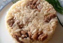 Etli pilav, Türk mutfağının klasiklerinden biri olarak sofralarda kendine özel bir yer edinmiştir. Tarih boyunca düğünlerden özel günlere, günlük yemeklerden bayram sofralarına kadar birçok etkinlikte hazırlanmıştır. Özellikle etin aroması ve pilavın yumuşak dokusu birleştiğinde ortaya çıkan lezzet, nesiller boyu sevilerek tüketilmiştir. Konulu bir haber görseli.