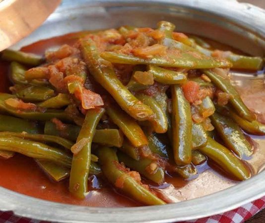 Türk mutfağının en sevilen lezzetlerinden biri olan etli taze fasulye, hem pratikliği hem de besleyici yönüyle sofraların baş köşesinde yer alıyor. Yaz aylarında taze fasulyenin bolca bulunması, bu yemeğin özellikle mevsiminde daha sık pişirilmesine olanak tanıyor. Etle birleşen fasulyenin lezzeti, hem aile sofralarında hem de restoran menülerinde büyük ilgi görüyor. Konulu bir haber görseli.