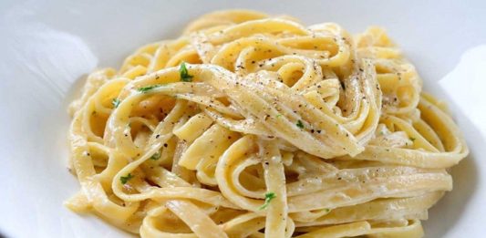 Fettucine Alfredo: Kremalı Makarna Keyfinin Zirvesi Fettucine Alfredo, İtalyan mutfağının kremalı makarna klasikleri arasında yer alır ve özellikle tereyağı ve parmesan peyniri ile hazırlanan sosuyla tanınır. Makarna, geniş ve düz fettucine hamurundan yapılır, bu sayede sosu iyice emerek kremamsı bir dokuyu elde eder. Konulu bir haber görseli.