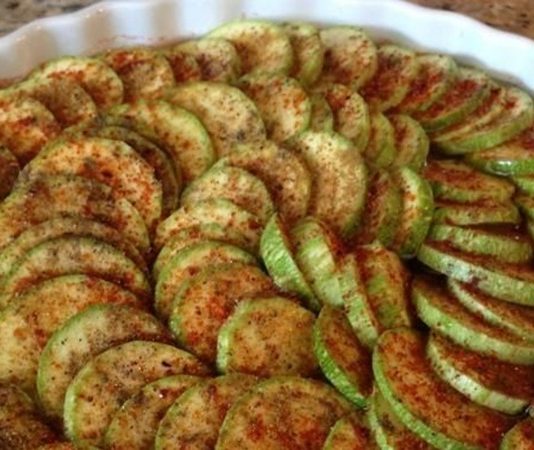 Fırında kabak, mutfakta sağlıklı ve hafif seçenekler arayanların en sevdiği tariflerden biridir. Özellikle kızartma yerine fırında pişirilmesi, kabağın besin değerlerini korumasına ve daha düşük kaloriyle tüketilmesine olanak tanır. Kabak, yapısı gereği hem sebze yemeklerinde hem de hafif atıştırmalık olarak kullanılabilir. Fırında pişirildiğinde üzerine eklenen zeytinyağı, baharatlar ve peynirle birleşerek eşsiz bir tat ortaya çıkarır. Konulu bir haber görseli.