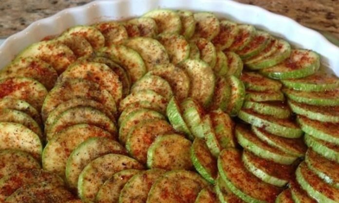 Fırında Kabak Sağlıklı Ve Lezzetli Bir Seçenek Fırında kabak, mutfakta sağlıklı ve hafif seçenekler arayanların en sevdiği tariflerden biridir. Özellikle kızartma yerine fırında pişirilmesi, kabağın besin değerlerini korumasına ve daha düşük kaloriyle tüketilmesine olanak tanır. Kabak, yapısı gereği hem sebze yemeklerinde hem de hafif atıştırmalık olarak kullanılabilir. Fırında pişirildiğinde üzerine eklenen zeytinyağı, baharatlar ve peynirle birleşerek eşsiz bir tat ortaya çıkarır. Konulu bir haber görseli.
