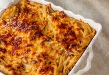 Türk mutfağında hem pratikliği hem de doyuruculuğu ile öne çıkan fırında makarna, yıllardır sofraların en sevilen yemeklerinden biridir. Özellikle kalabalık aile yemeklerinde ve davet sofralarında sıkça tercih edilen bu tarif, hem görünüşü hem de lezzetiyle beğeni kazanır. Sıcacık fırından çıkan, üzeri nar gibi kızarmış bir makarna tabağı, misafirlerin hafızasında unutulmaz bir tat bırakır. Konulu bir haber görseli.